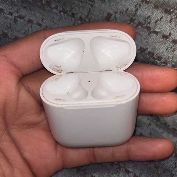 Airpod generation 1/2 wireless charging case - Picture 2 of 3